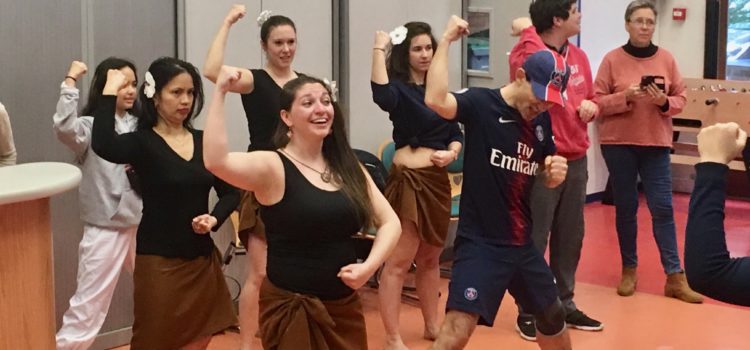 Danses polynésiennes au HandinamiK Kfé