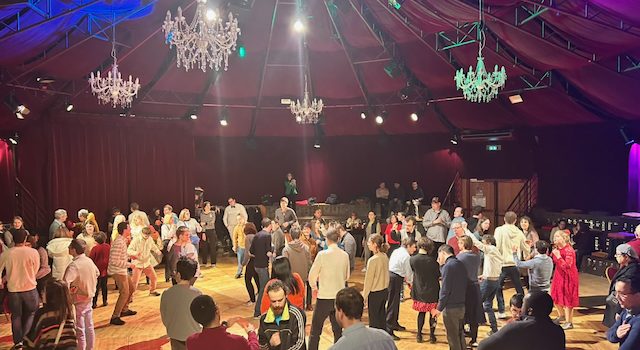 Couronnes sur la tête et piste en feu